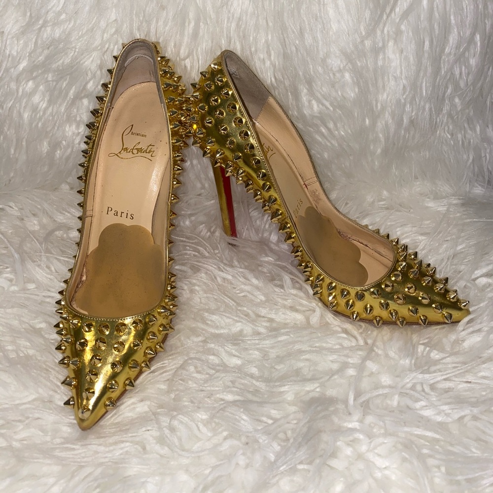 Gold spike Christina Louboutin pump